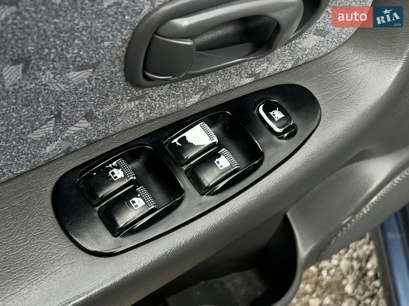 Седан Kia Sephia 2004 в Харькове