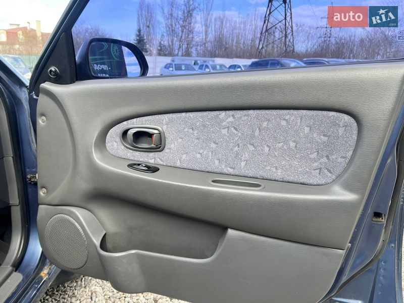 Седан Kia Sephia 2004 в Харькове