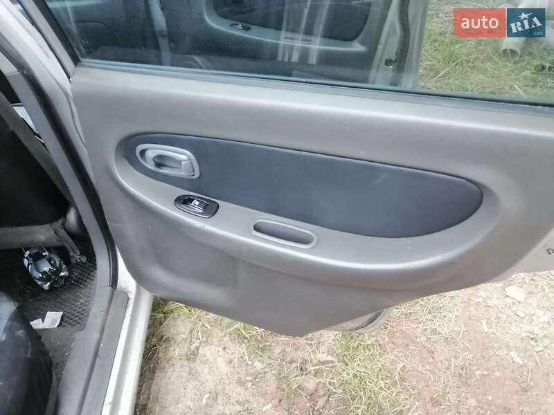 Седан Kia Shuma 2002 в Малині