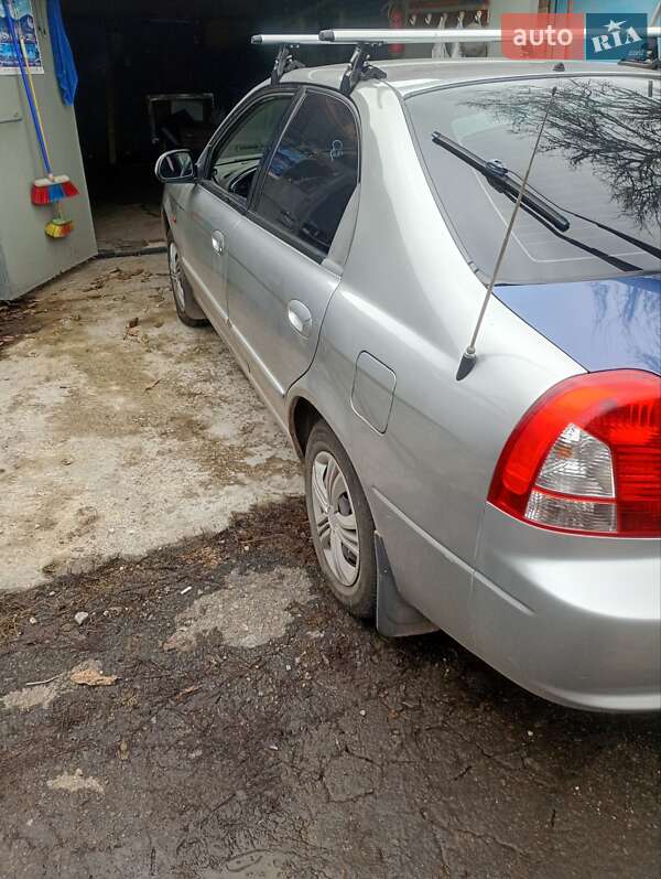 Седан Kia Shuma 2003 в Славянске