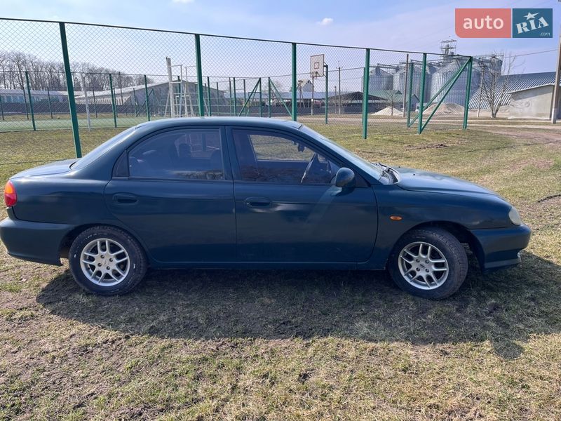 Седан Kia Shuma 2000 в Козове