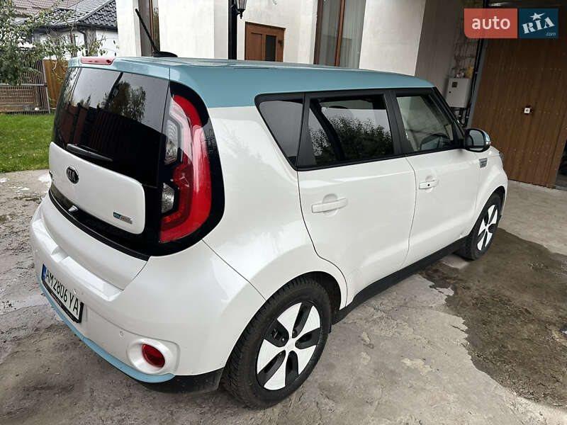 Внедорожник / Кроссовер Kia Soul 2015 в Звягеле