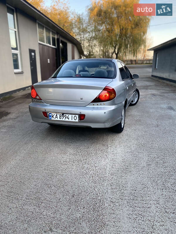 Седан Kia Spectra 2001 в Києві