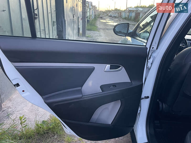 Позашляховик / Кросовер Kia Sportage 2015 в Львові