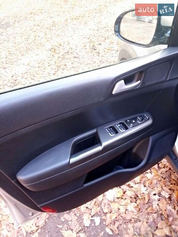 Позашляховик / Кросовер Kia Sportage 2016 в Львові фото 11 Позашляховик / Кросовер Kia Sportage 2016 в Львові