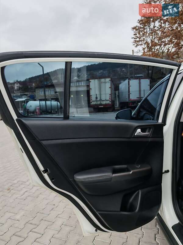 Внедорожник / Кроссовер Kia Sportage 2015 в Могилев-Подольске