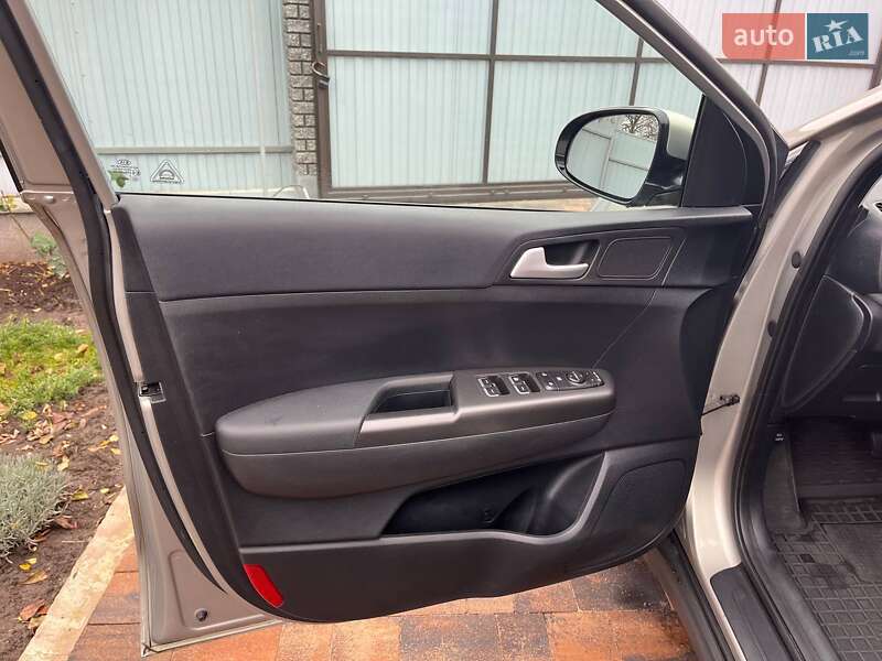 Позашляховик / Кросовер Kia Sportage 2017 в Києві фото 9 Позашляховик / Кросовер Kia Sportage 2017 в Києві