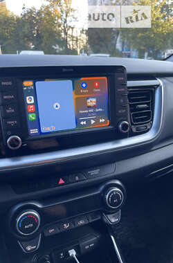 Внедорожник / Кроссовер Kia Stonic 2018 в 
