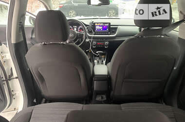 Внедорожник / Кроссовер Kia Stonic 2021 в 