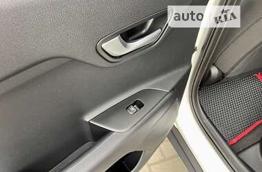 Позашляховик / Кросовер Kia Stonic 2021 в 