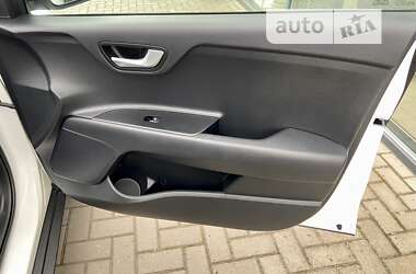 Позашляховик / Кросовер Kia Stonic 2021 в 