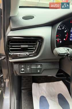 Внедорожник / Кроссовер Kia Stonic 2020 в 