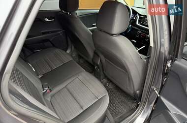 Внедорожник / Кроссовер Kia Stonic 2020 в 