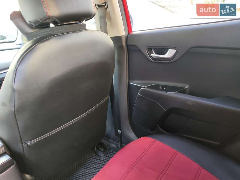 Внедорожник / Кроссовер Kia Stonic 2018 в Харькове