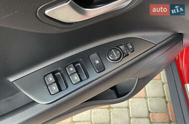 Внедорожник / Кроссовер Kia Stonic 2019 в 