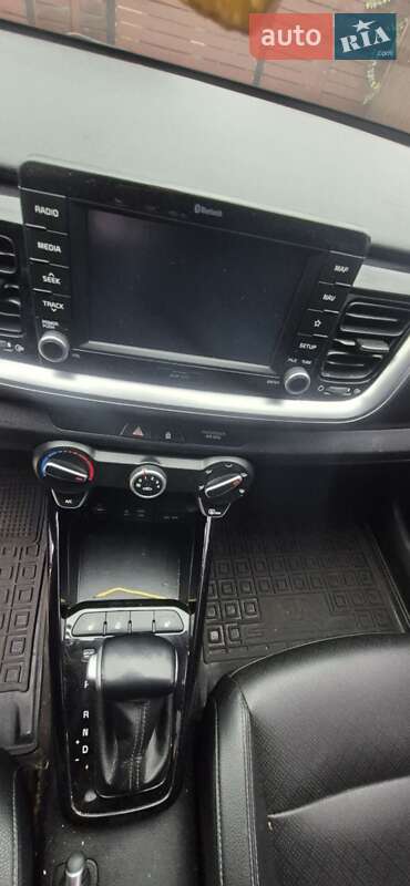 Внедорожник / Кроссовер Kia Stonic 2017 в Киеве