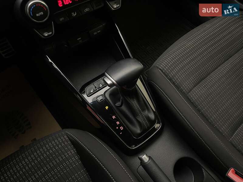 Внедорожник / Кроссовер Kia Stonic 2020 в Киеве