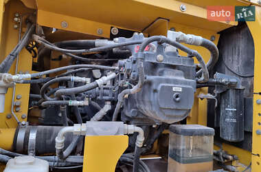 Гусеничный экскаватор Komatsu HD 2018 в 