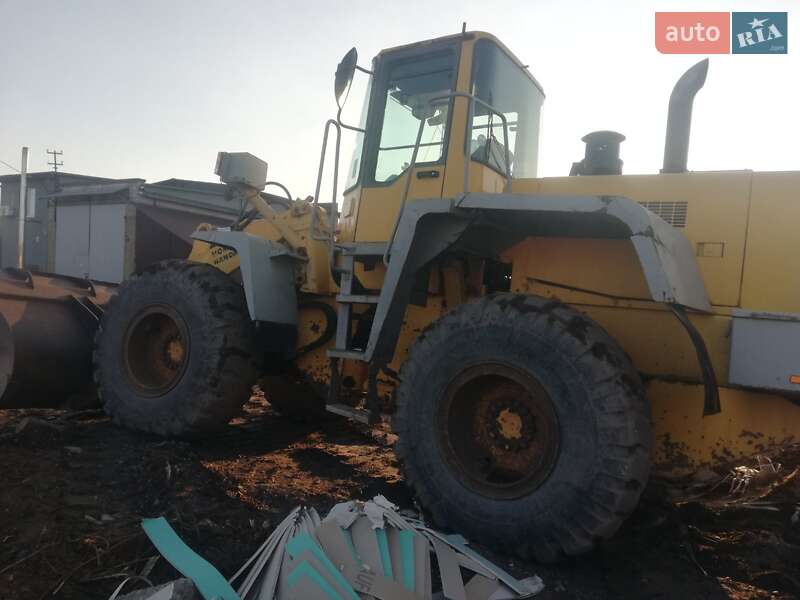 Фронтальні навантажувачі Komatsu WA320-5 1997 в Нововолинську