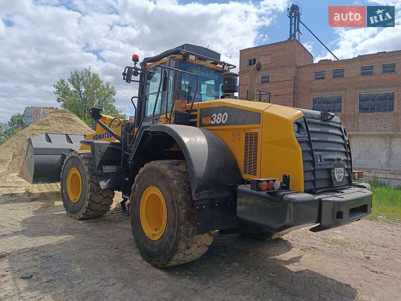 Фронтальный погрузчик Komatsu WA 2016 в Ромнах