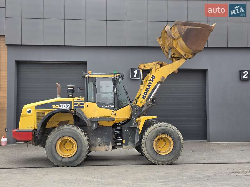 Фронтальні навантажувачі Komatsu WA 2016 в Рівному