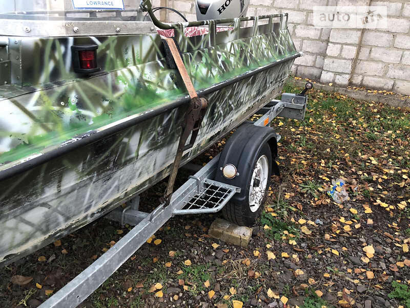 Лодка Крым М 1991 в Кривом Роге