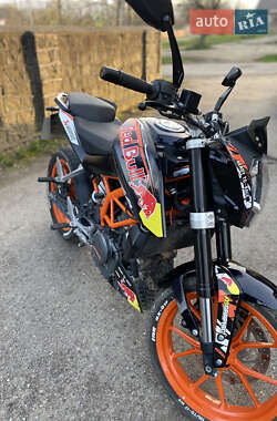 Мотоцикл Спорт-туризм KTM 390 Duke 2015 в 