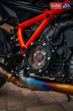 Мотоцикл Без обтекателей (Naked bike) KTM Super Duke 1290 2023 в 