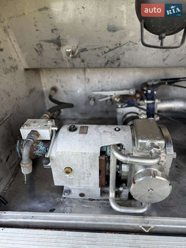 Цистерна напівпричіп LAG 0-3-34KHSL 2005 в Жовкві