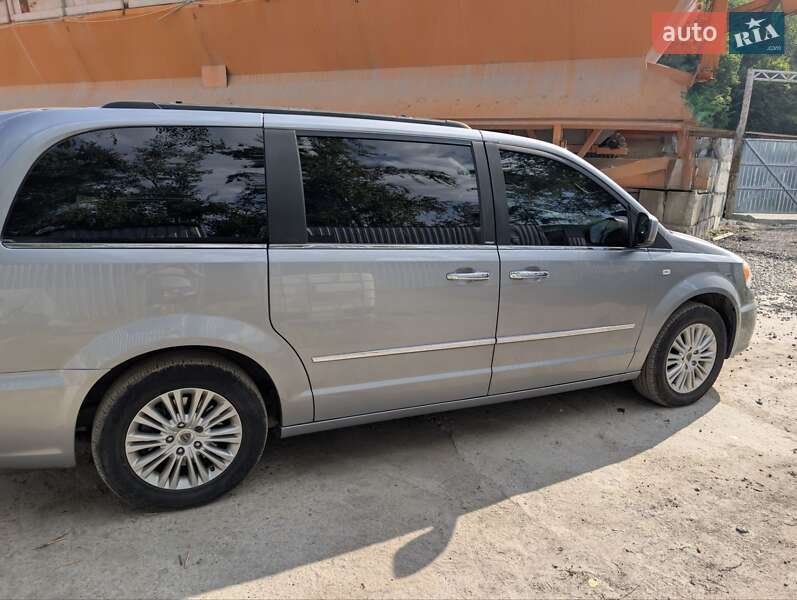 Мінівен Lancia Voyager 2013 в Києві