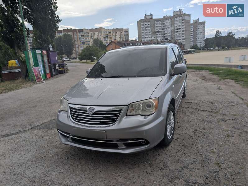 Lancia Voyager 2013