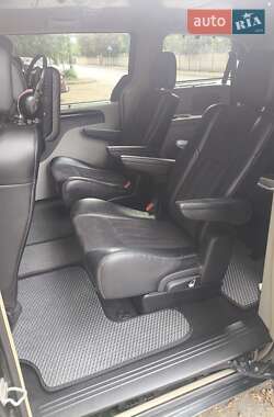 Минивэн Lancia Voyager 2013 в 