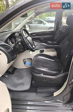 Минивэн Lancia Voyager 2013 в 
