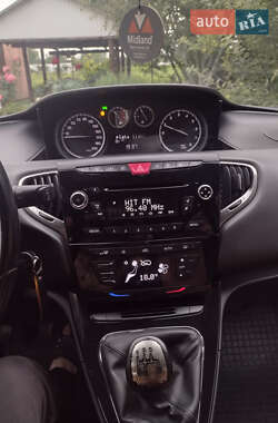 Хэтчбек Lancia Ypsilon 2012 в 