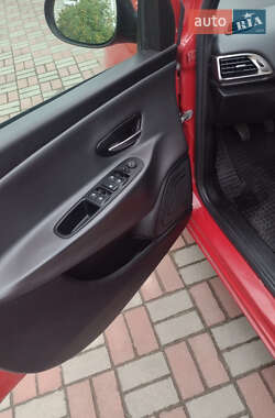 Хэтчбек Lancia Ypsilon 2012 в 