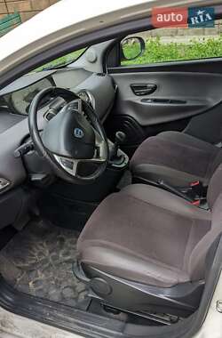 Хэтчбек Lancia Ypsilon 2013 в 