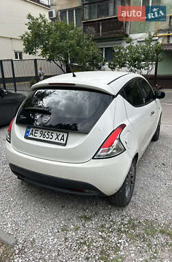 Хэтчбек Lancia Ypsilon 2012 в 