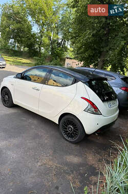 Хэтчбек Lancia Ypsilon 2012 в 