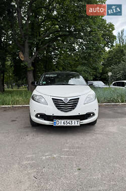 Хэтчбек Lancia Ypsilon 2012 в 