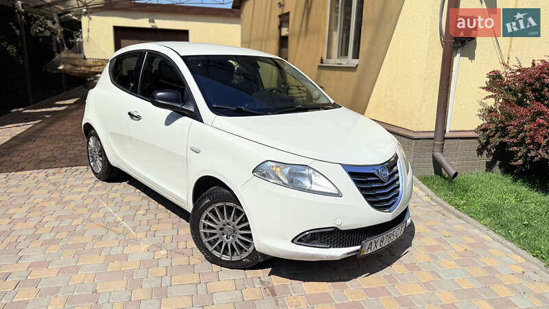 Хэтчбек Lancia Ypsilon 2012 в 