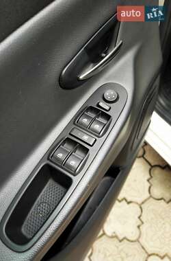 Хэтчбек Lancia Ypsilon 2012 в 