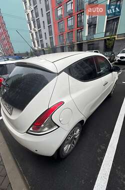 Хетчбек Lancia Ypsilon 2012 в 
