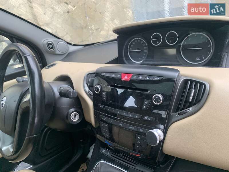 Хэтчбек Lancia Ypsilon 2012 в Львове