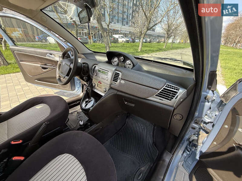 Хэтчбек Lancia Ypsilon 2008 в Раздельной