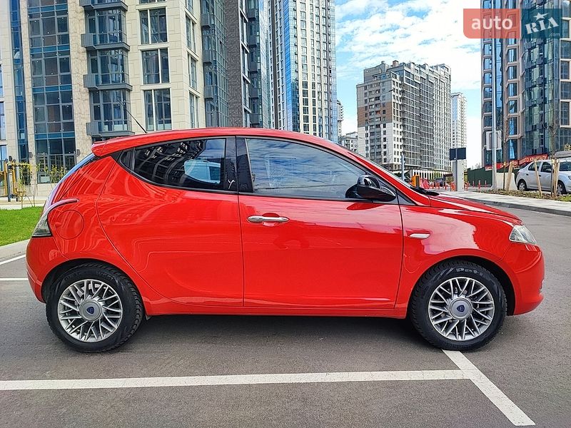 Хэтчбек Lancia Ypsilon 2012 в Киеве