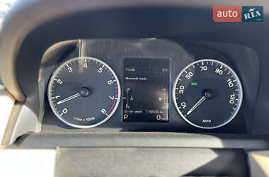 Внедорожник / Кроссовер Land Rover Discovery 2014 в 