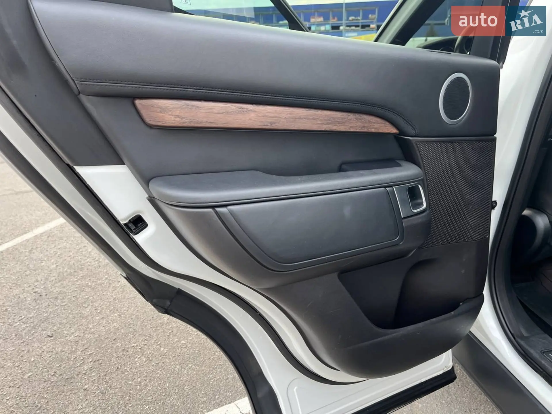 2017 Land Rover Discovery - мініатюра 28