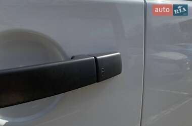 Позашляховик / Кросовер Land Rover Discovery 2012 в 