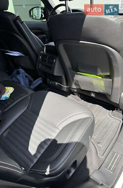 Внедорожник / Кроссовер Land Rover Discovery 2023 в 