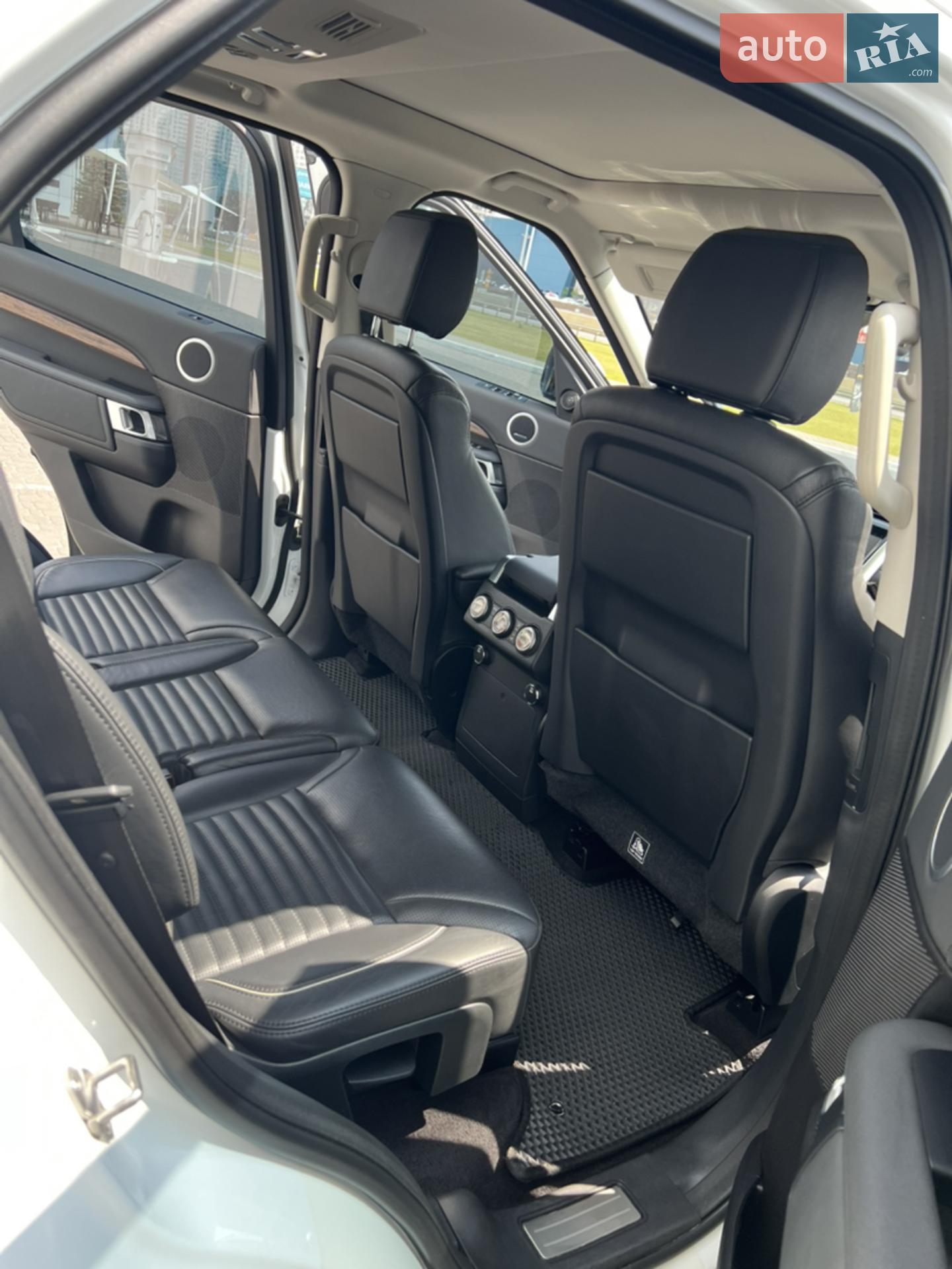 2017 Land Rover Discovery - мініатюра 16